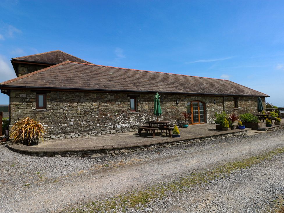 An outdoor area with tables and chairs at The Stall in Penuel near Llanmorlais