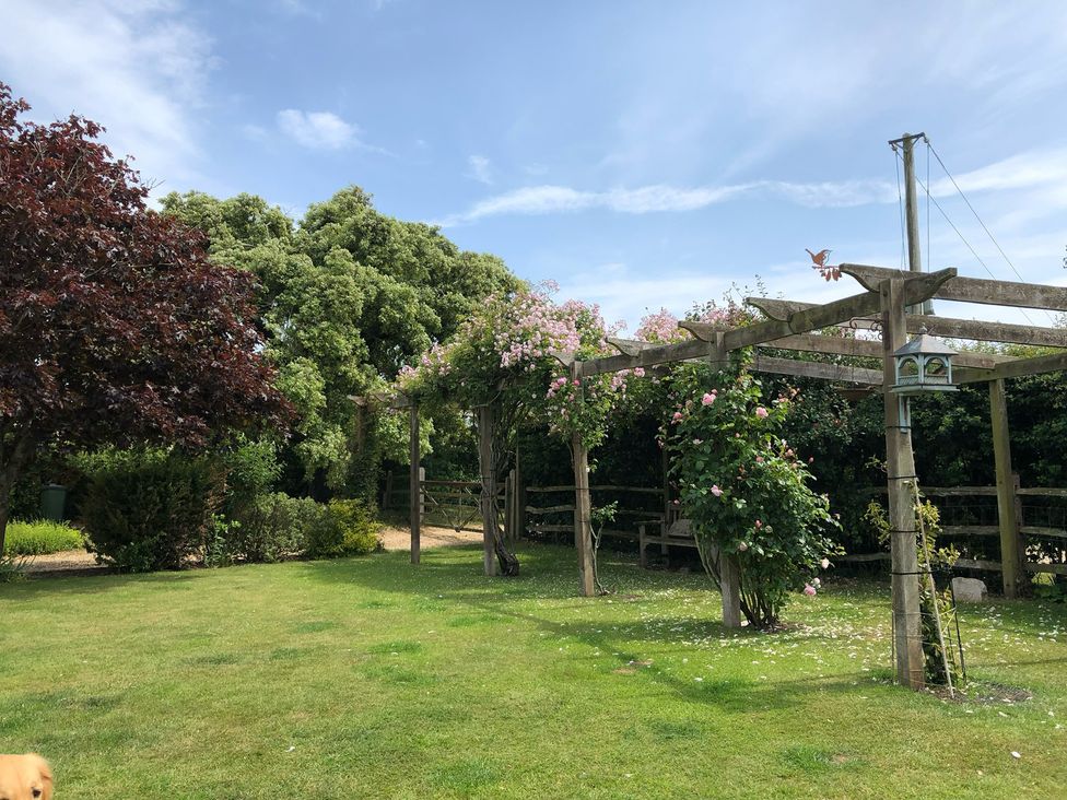 A garden with trees and flowers at Kitty's Loft in Great Appleford near Godshill