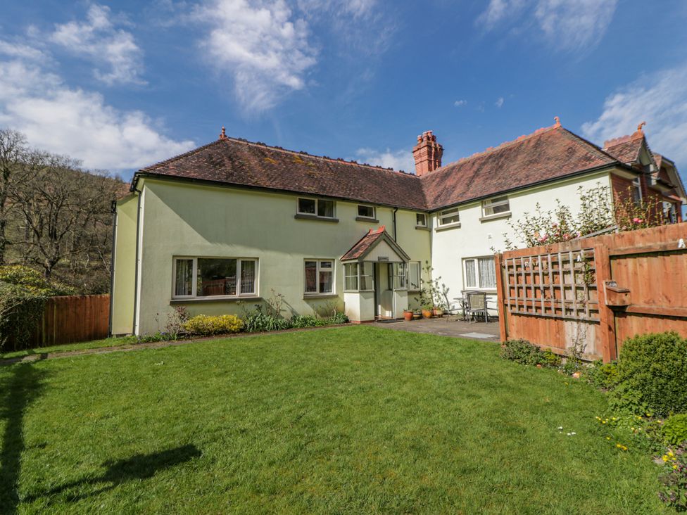 A house with a garden at Gardener's Cottage in Llanwrthwl near Rhayader
