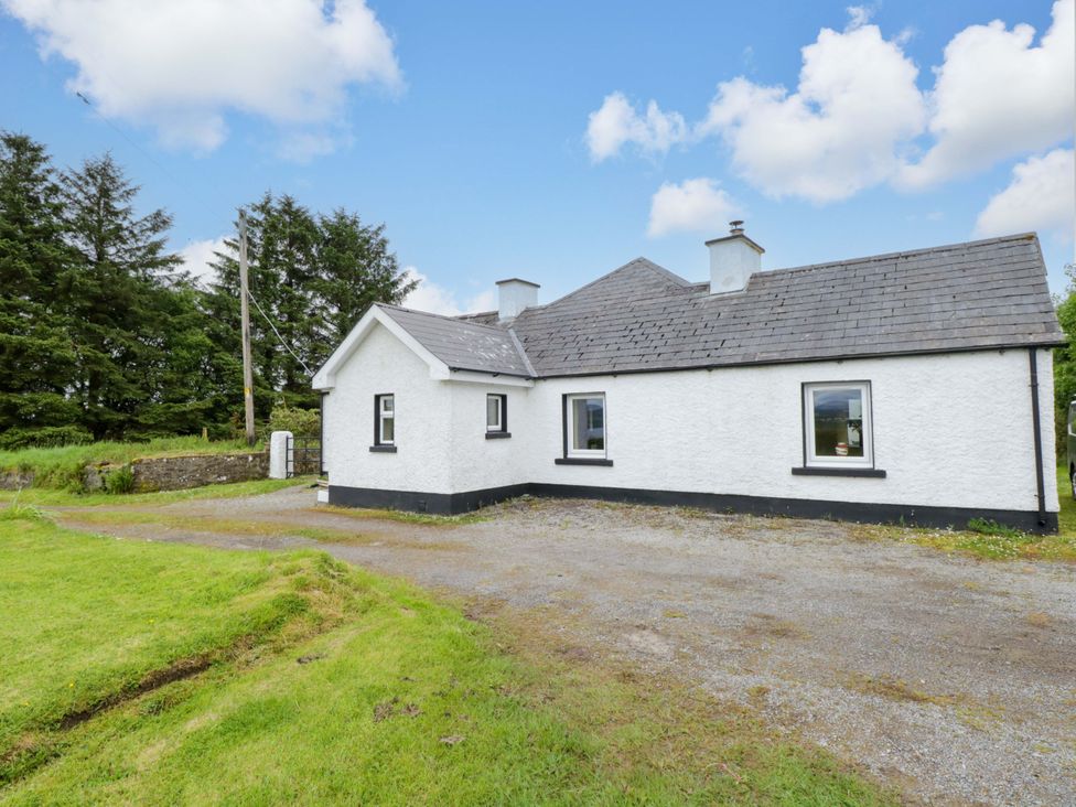 An exterior view of a cottage with a garden at Ballaghboy Cottage in Boyle, County Sligo