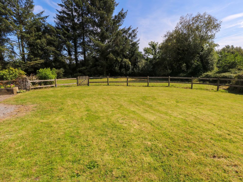 A garden with grass and a fence at Ballaghboy Cottage in Boyle, County Sligo