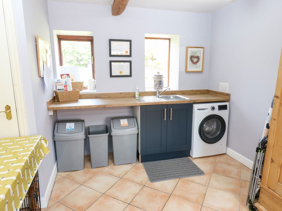 A utility room with a washing machine and sink at Bullace Barn Millhouse Green