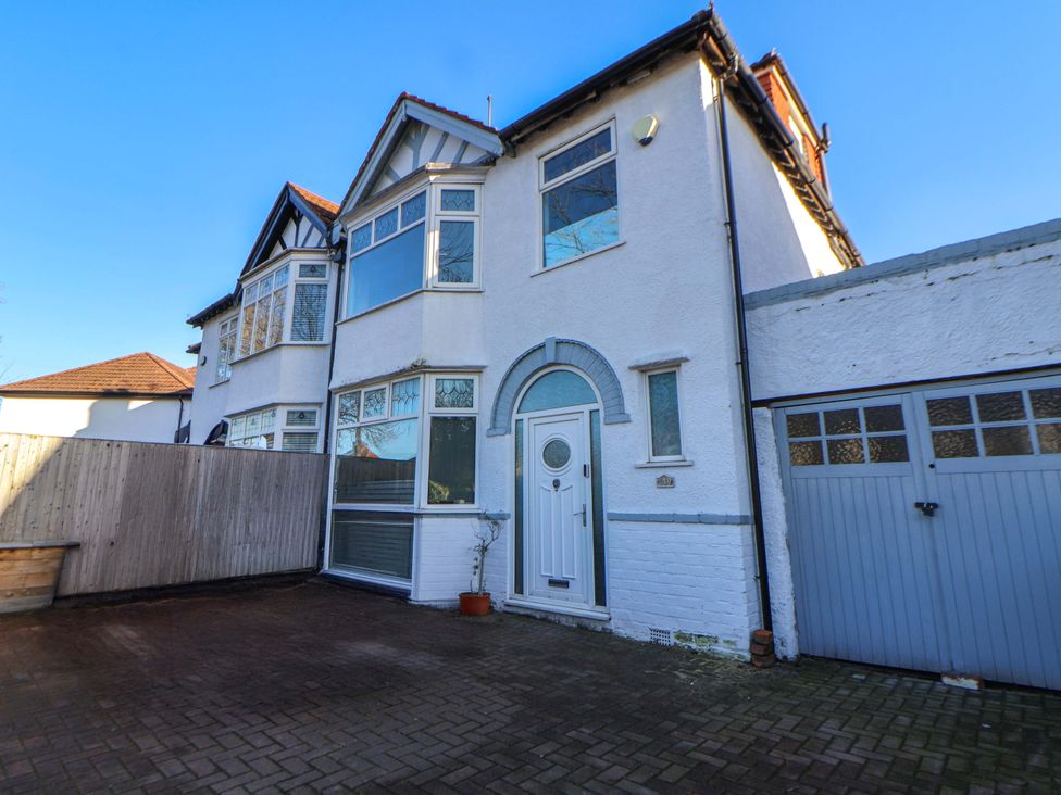 A house with a driveway and garage at 139 Thomas Lane