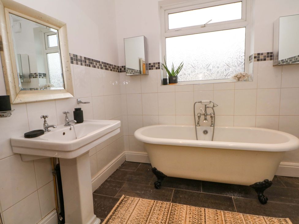 A bathroom with a bathtub and sink at Thomas Lane in Liverpool