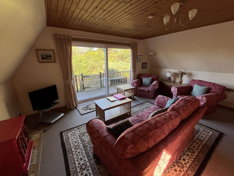 A living room with a sofa and armchairs at Suil Na Mara in Aultbea