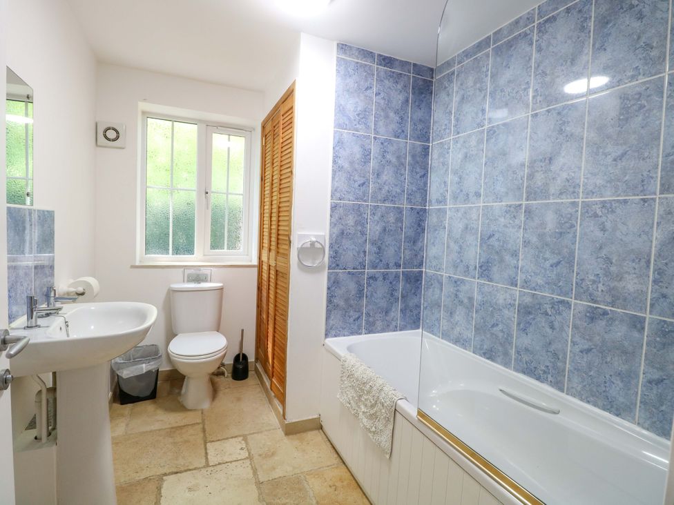 A bathroom with a sink, toilet, and bathtub at Mill Lodge in Brisley