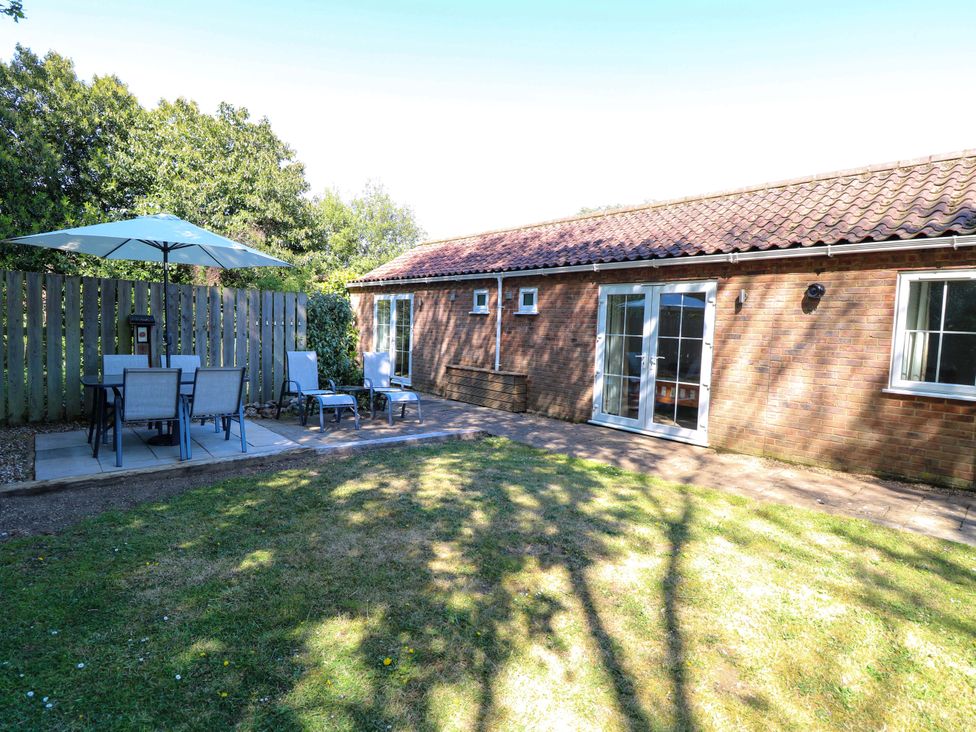 A garden with table and chairs at Mill Lodge in Brisley