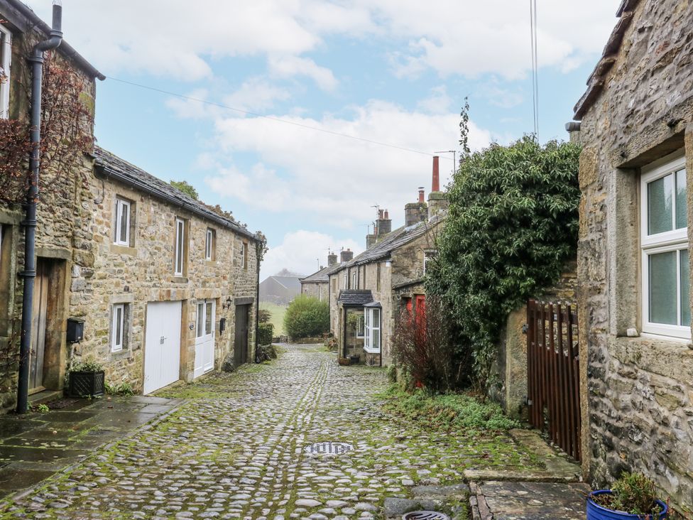 A street with stone houses and cobbled pathway at Chamber End Fold, Grassington