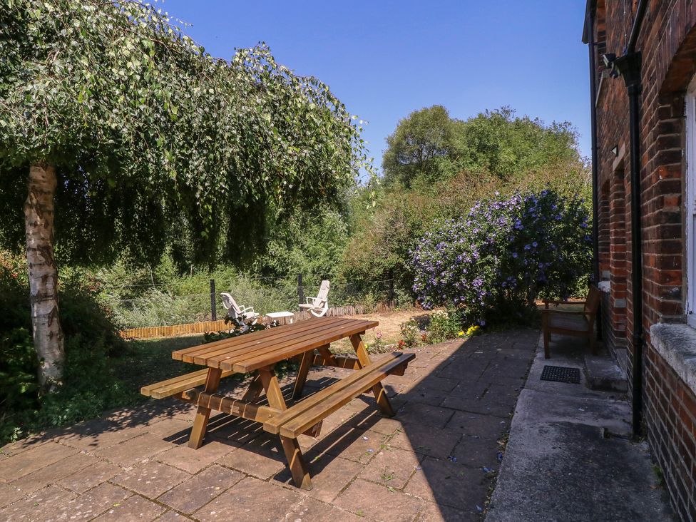 A garden with a picnic table and chairs at The Lock House in Gloucester