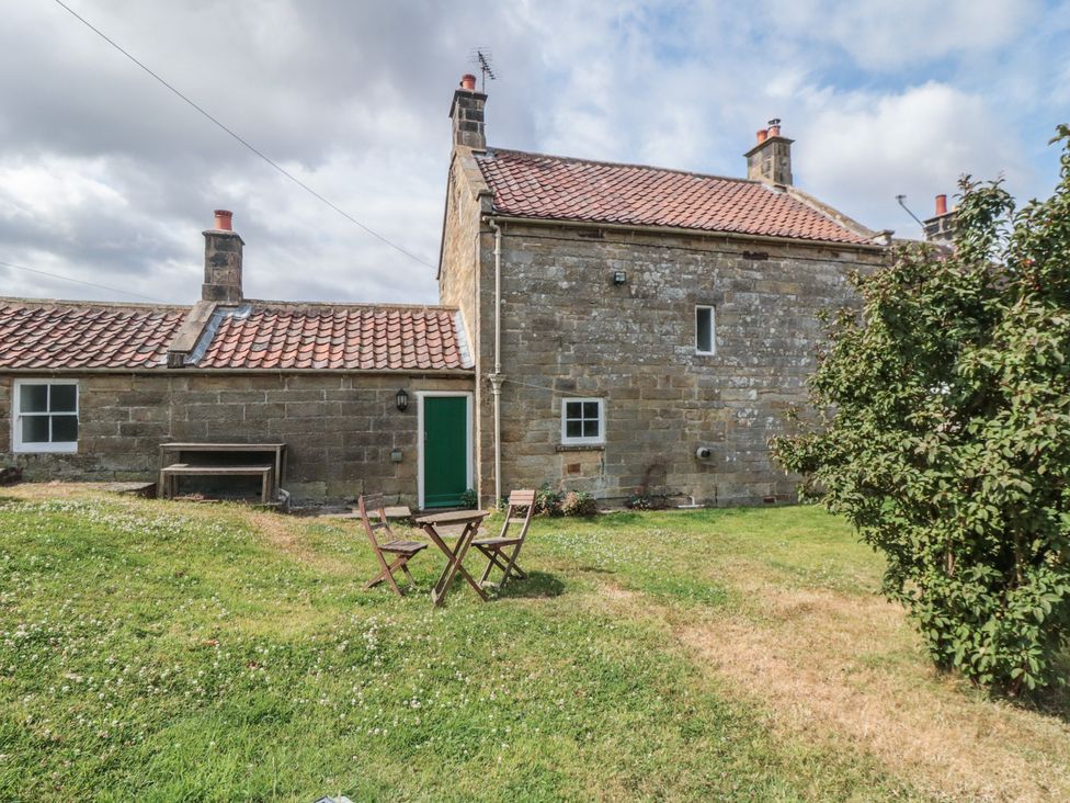 A garden with a table and chairs at 1 Brow Cottages Green End near Goathland
