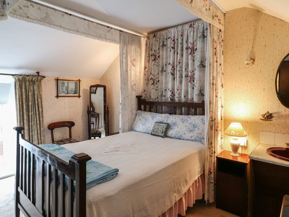 A bedroom with a bed and lamp at The Farmhouse in Dunmanway, County Cork