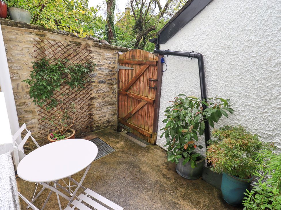 A garden with a table and chairs at Back Cottage in Kirkby Lonsdale