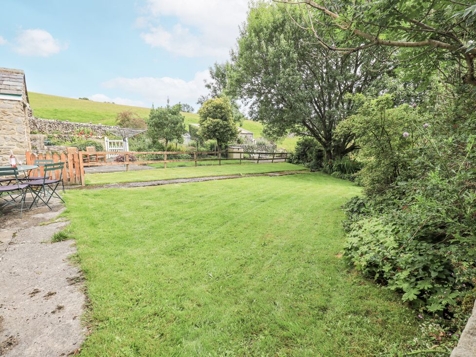 A garden with a table and chairs at Harber Scar Horton-in-Ribblesdale near Settle