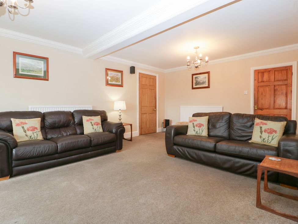 A living room with sofas, a lamp, and a coffee table at The Croft in Vowchurch near Peterchurch