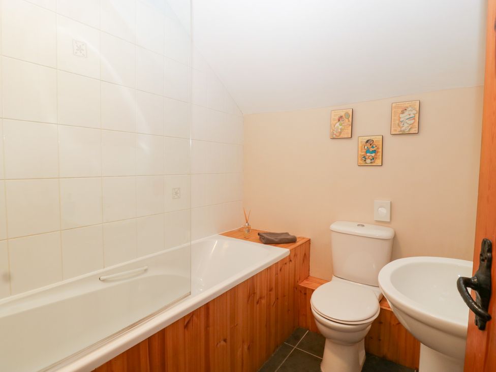 A bathroom with a bathtub, toilet, and sink at The Croft in Vowchurch near Peterchurch