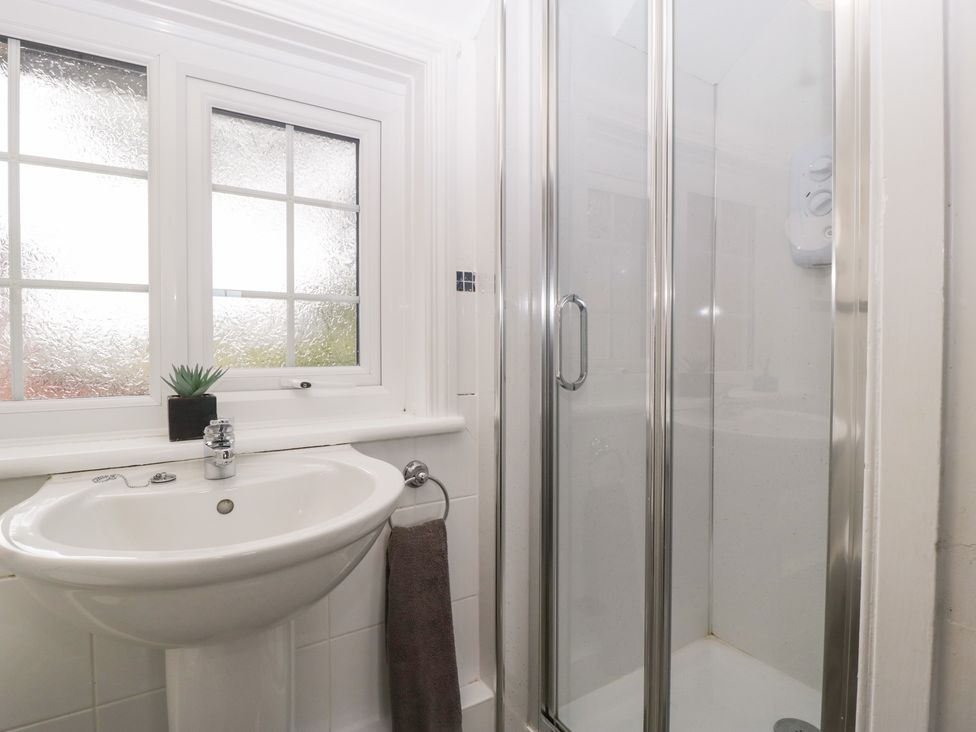 A bathroom with a shower enclosure and washbasin at The Croft in Vowchurch near Peterchurch