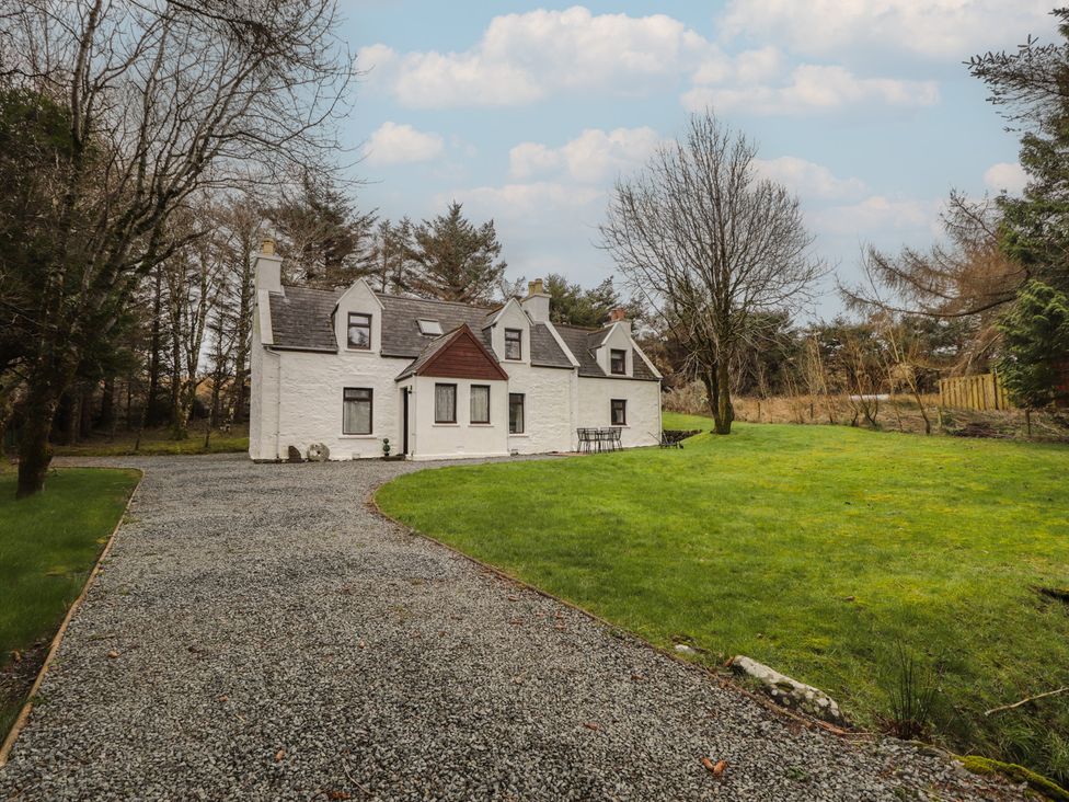 A house with a gravel driveway and lawn at Lag-Uaine in Staffin