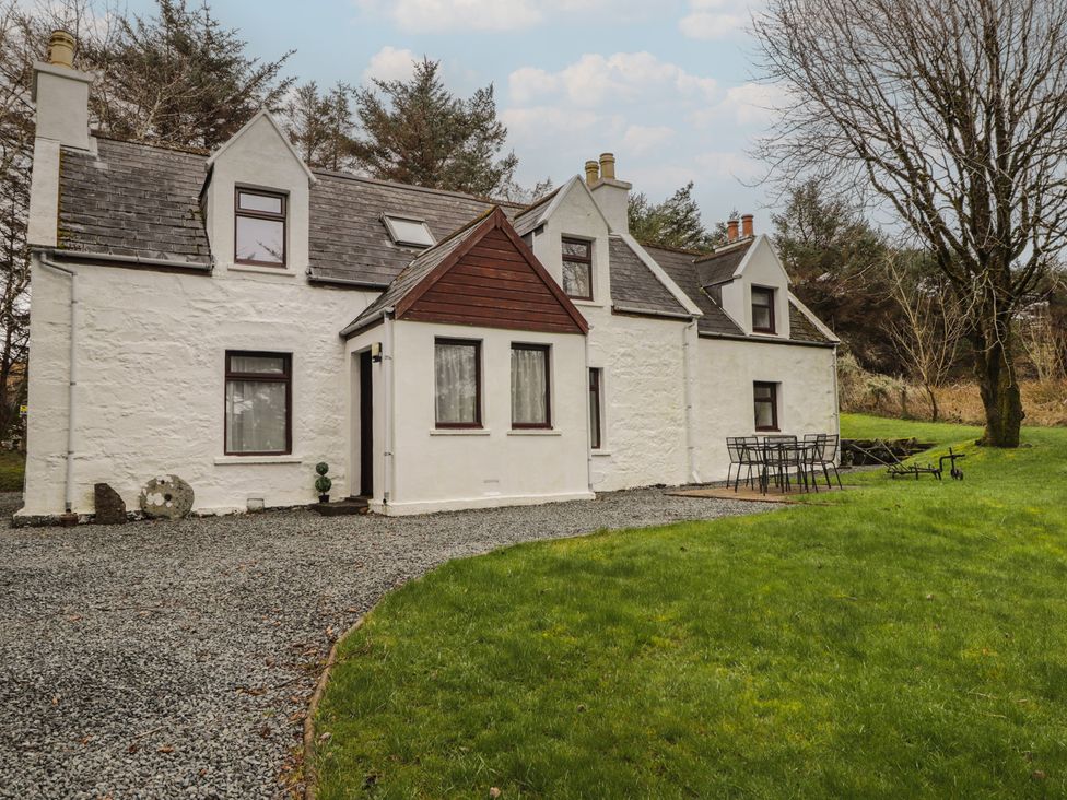 An outdoor view of a house with a table and chairs at Lag-Uaine in Staffin