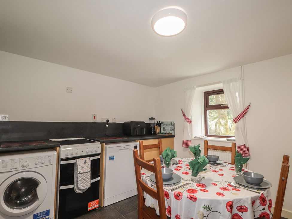 A kitchen with a table set for dining at Lag-Uaine in Staffin