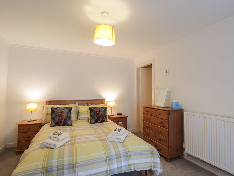A bedroom with a bed and bedside tables at Lag-Uaine in Staffin