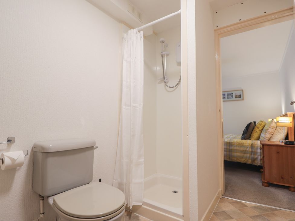 A bathroom with a toilet and shower at Lag-Uaine in Staffin