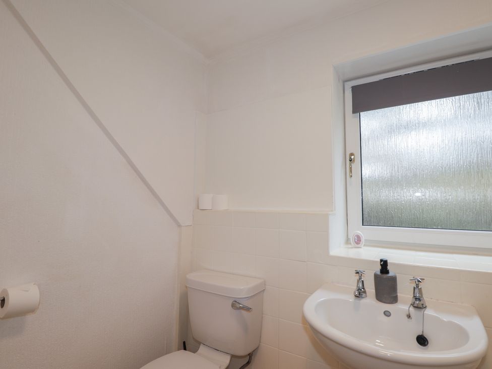 A bathroom with a sink and toilet at Lag-Uaine in Staffin