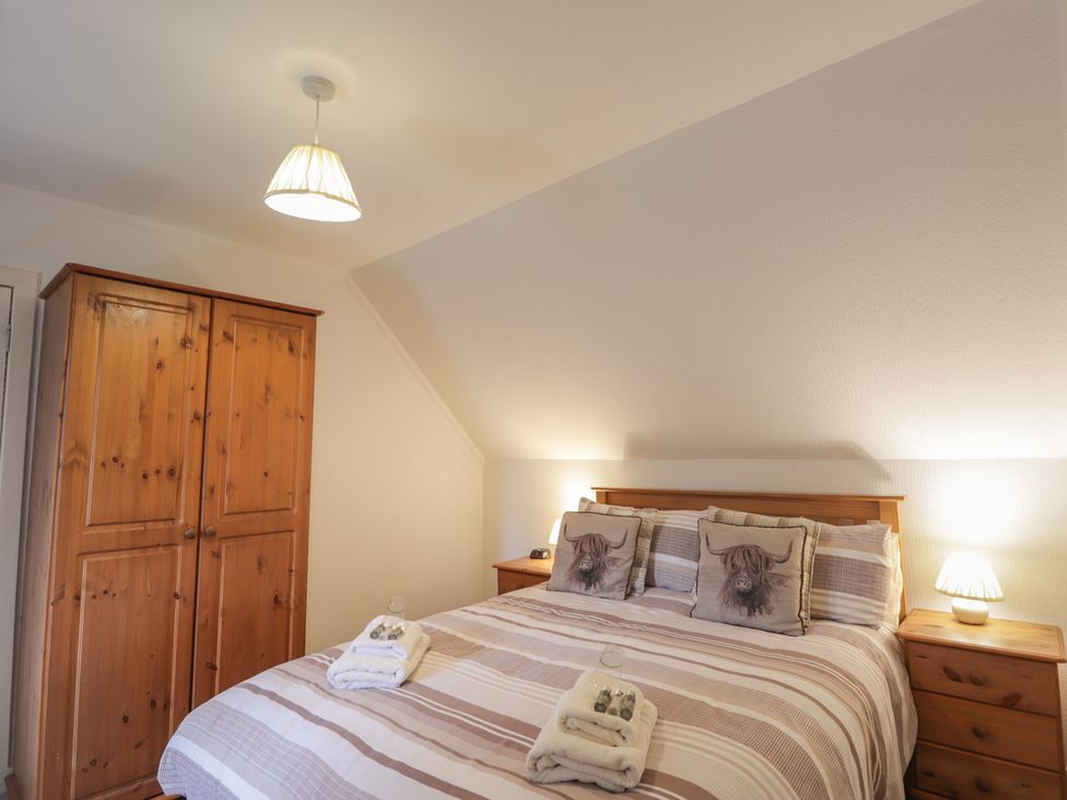 A bedroom with a bed and wardrobe at Lag-Uaine in Staffin