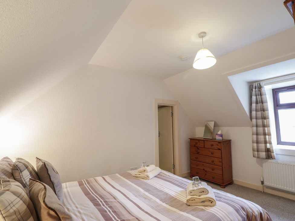 A bedroom with a bed and chest of drawers at Lag-Uaine in Staffin