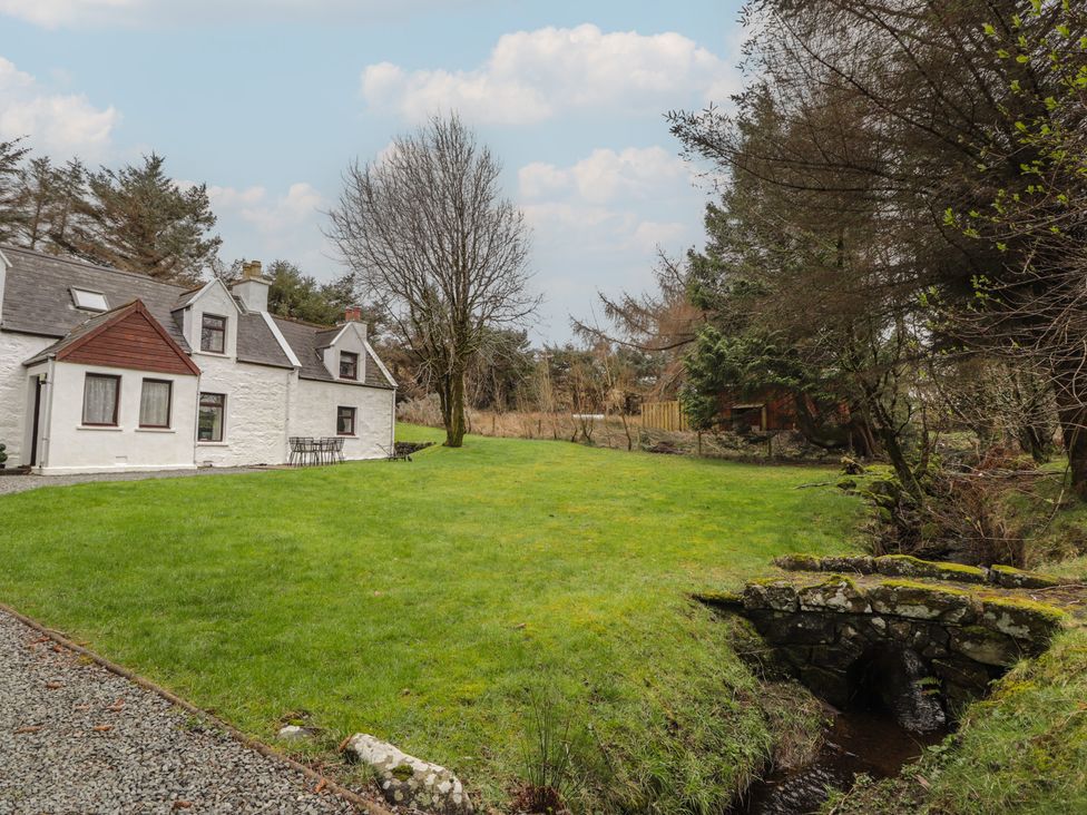 A house with a garden and stream at Lag-Uaine in Staffin