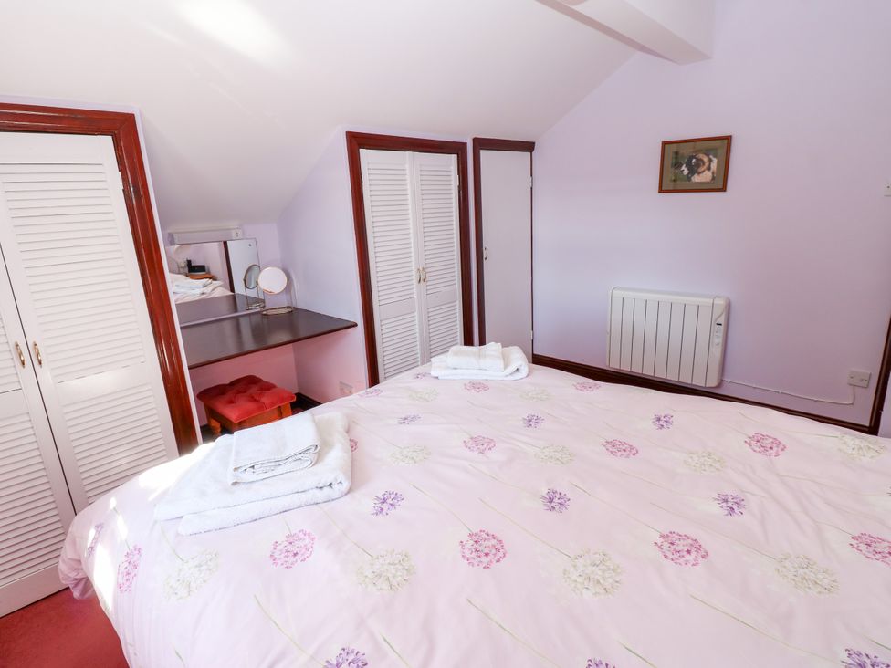 A bedroom with a bed and vanity table at Barnbrook in Carperby near Leyburn