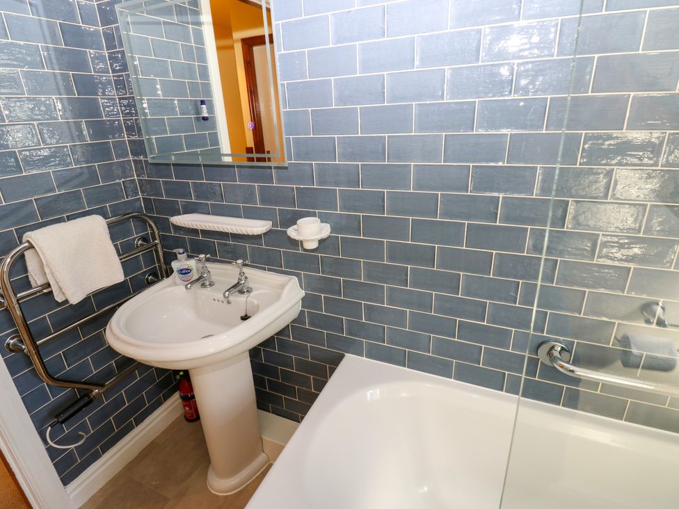 A bathroom with sink and bathtub at Barnbrook in Carperby near Leyburn