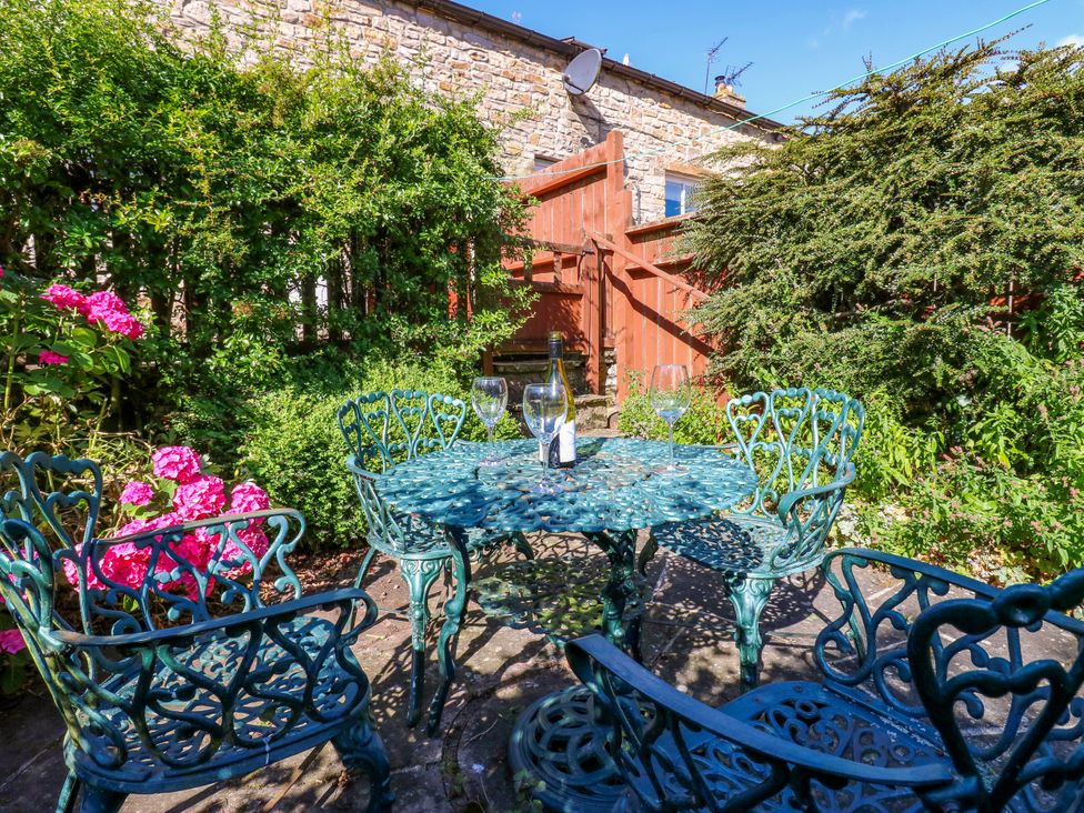 A garden setting with a table and chairs at Barnbrook in Carperby near Leyburn