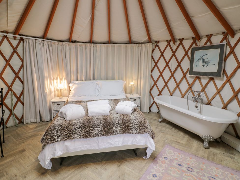 The Lakeside Yurt - Cotswolds - 6017 - thumbnail photo 4