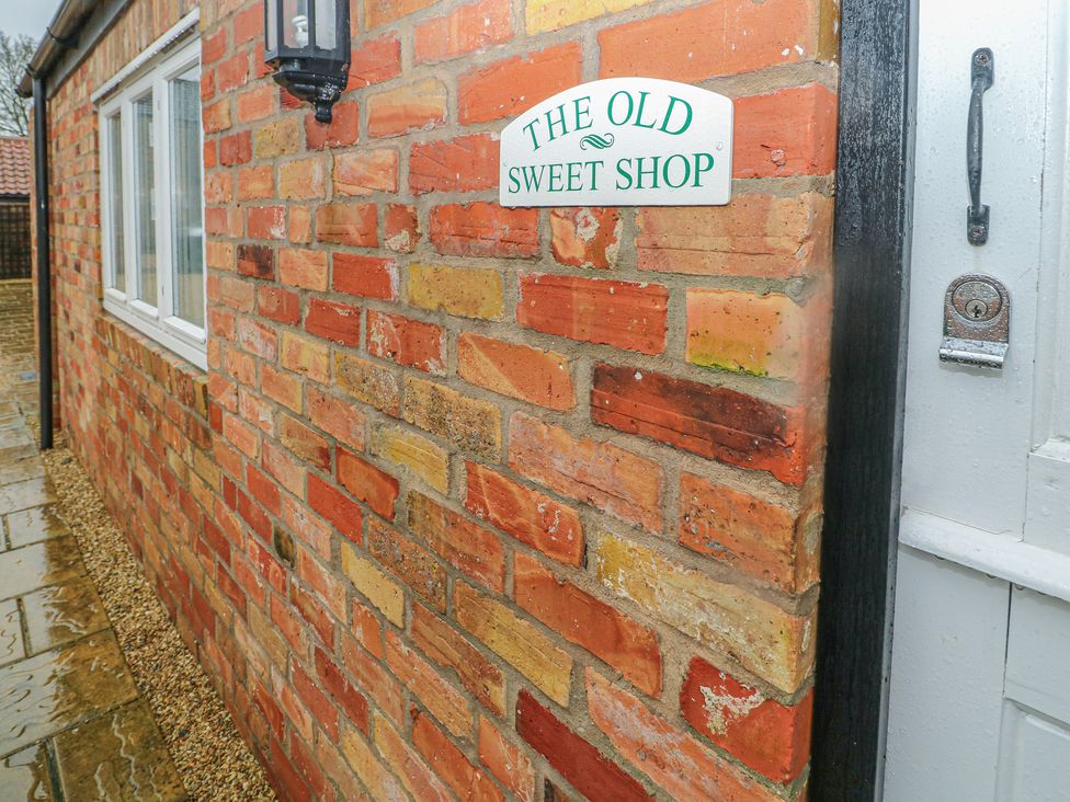 Old Sweet Shop - Lincolnshire - 6060 - thumbnail photo 2