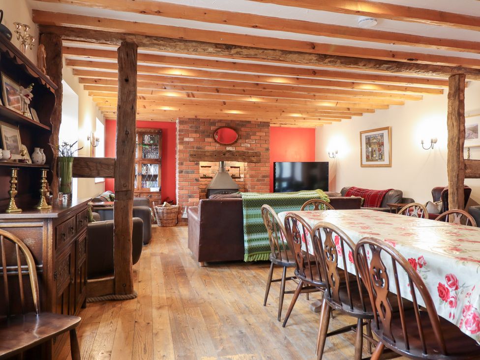 A dining room with a table and chairs at Ysgubor Pwlliago, Pennant Valley near Llangynog