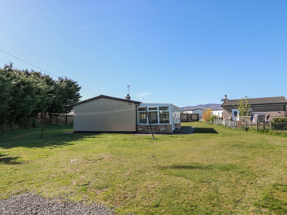 A garden with a house and conservatory at Kouloura Southerness