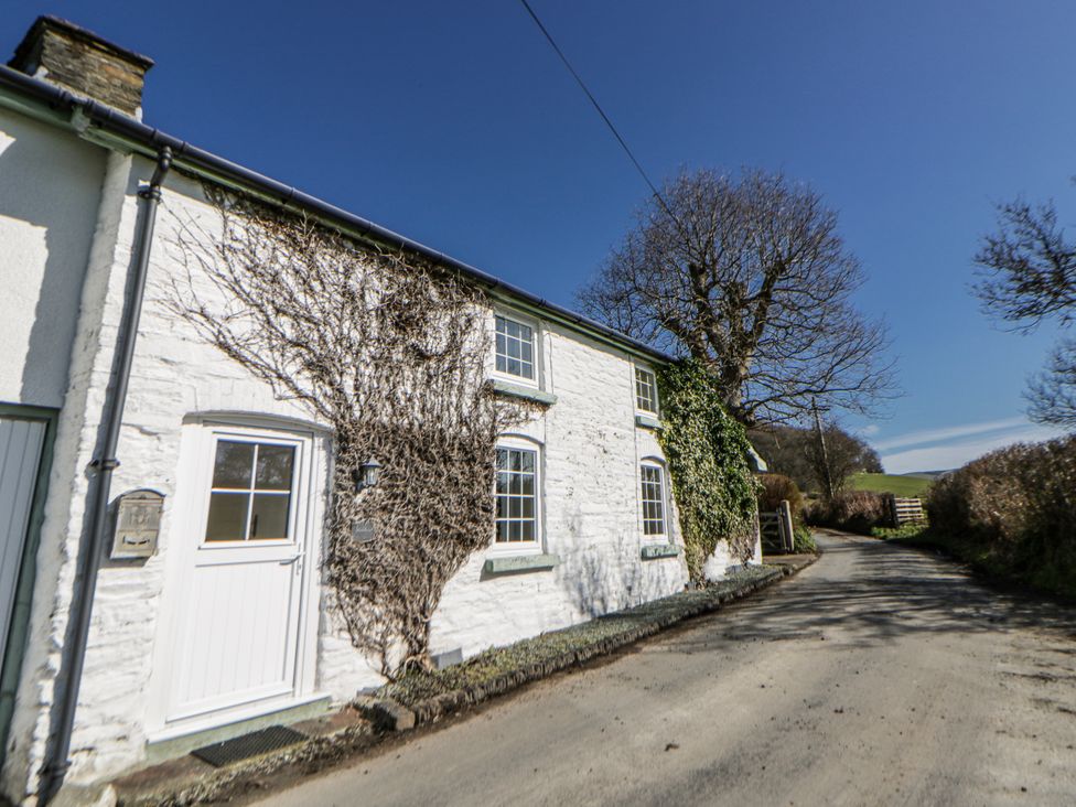 A cottage exterior along a road at Penlone Cottage in Rhayader