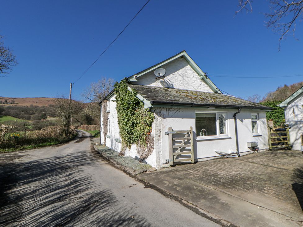 A house by the road at Penlone Cottage Rhayader