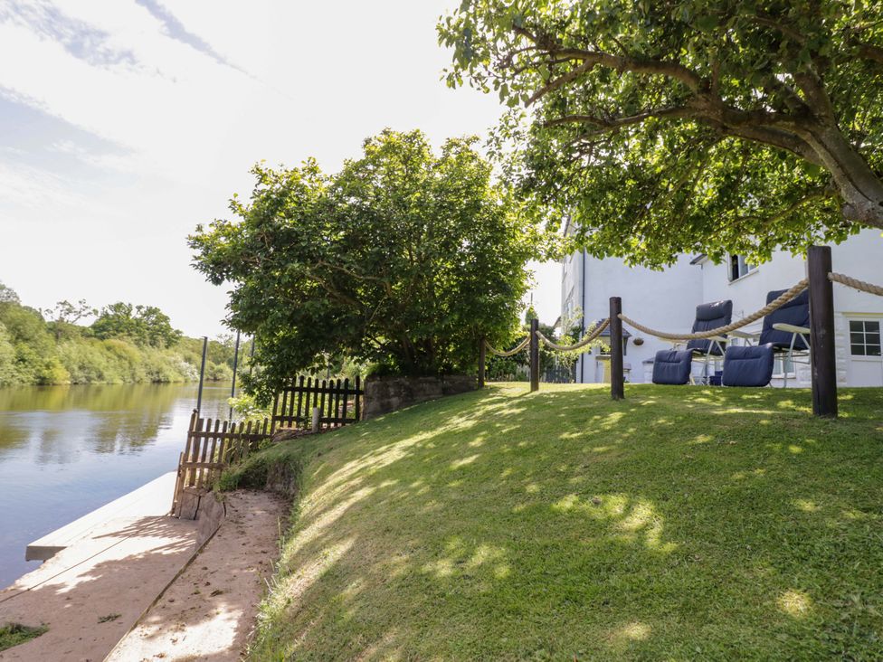 A garden with a lawn and seating area at Severn Bank Lodge in Astley Burf near Stourport-on-Severn