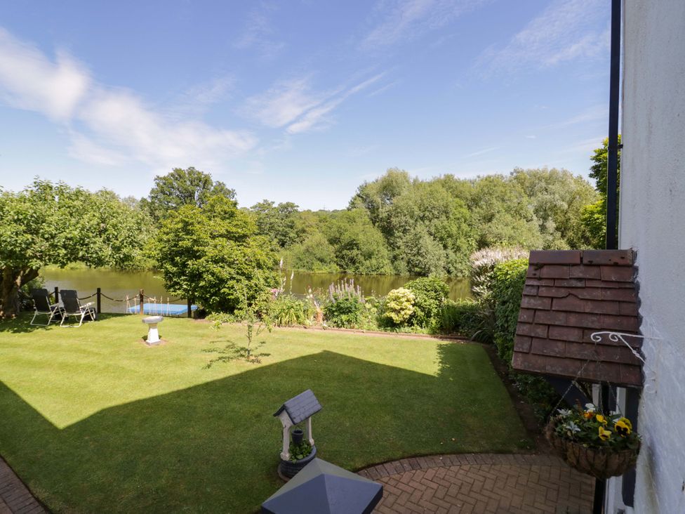 A garden with a view of a lake at Severn Bank Lodge in Astley Burf near Stourport-on-Severn