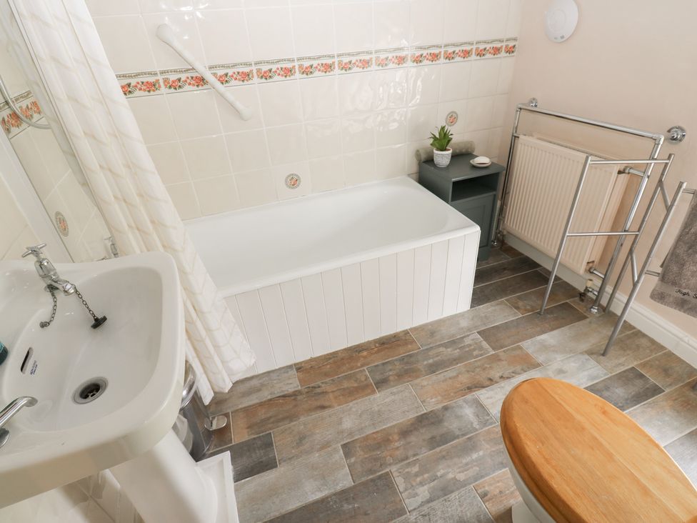 A bathroom featuring a bath tub, sink, and toilet at High Smarber in Low Row near Reeth