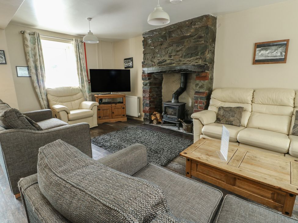 A living room with sofas and a fireplace at Halford Hill in Llanberis