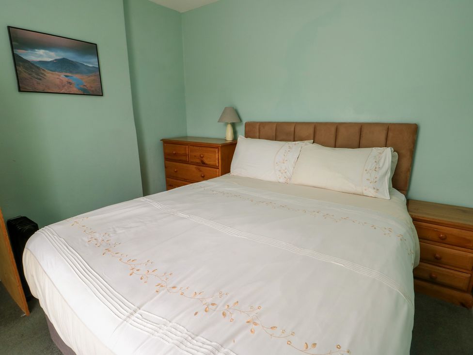 A bedroom with a bed and lamp at Halford Hill in Llanberis