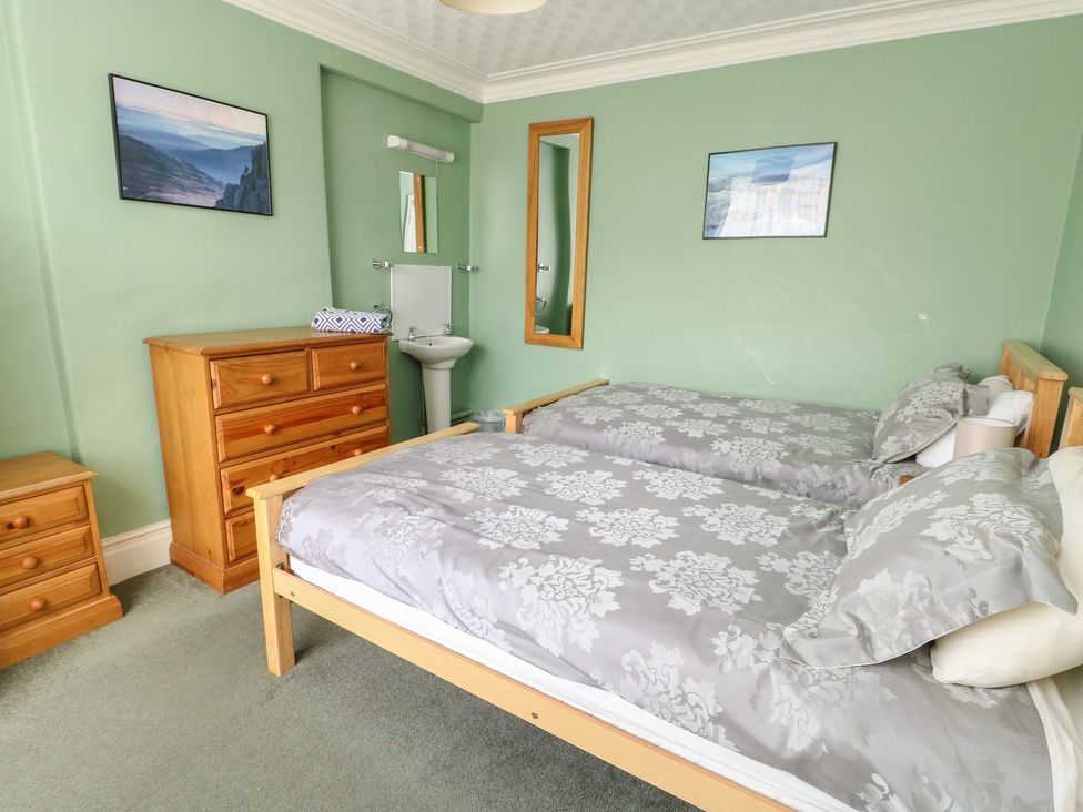 A bedroom with two beds and a dresser at Halford Hill in Llanberis