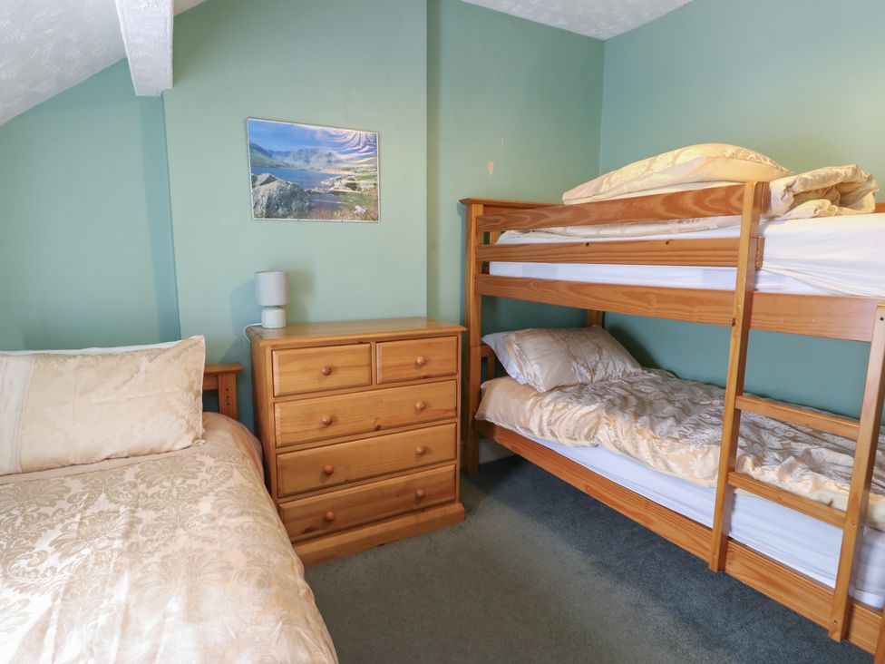 A bedroom with a bed and bunk bed at Halford Hill in Llanberis