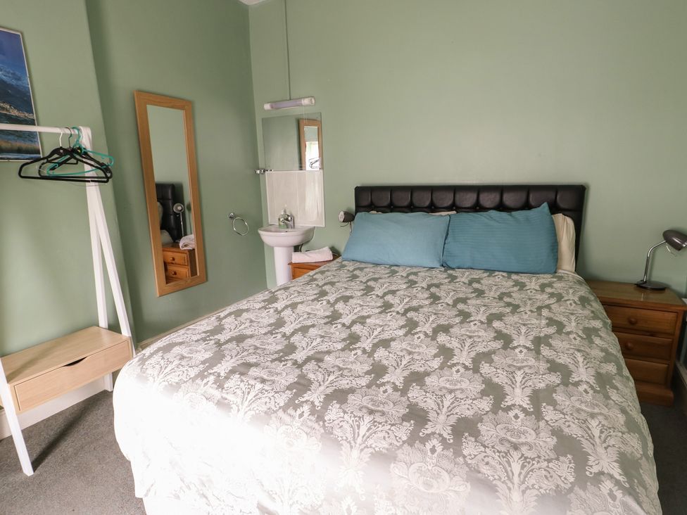 A bedroom with a bed and bedside table at Halford Hill in Llanberis