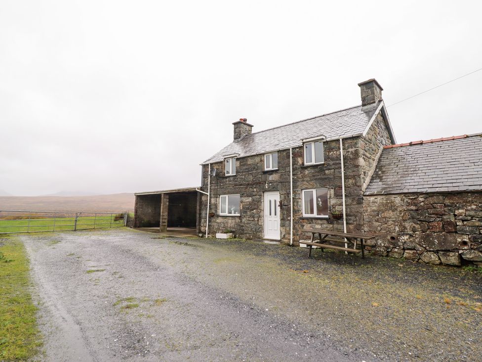A house with a parking area at Bryn Re in Trawsfynydd near Llan Ffestiniog and Dolgellau