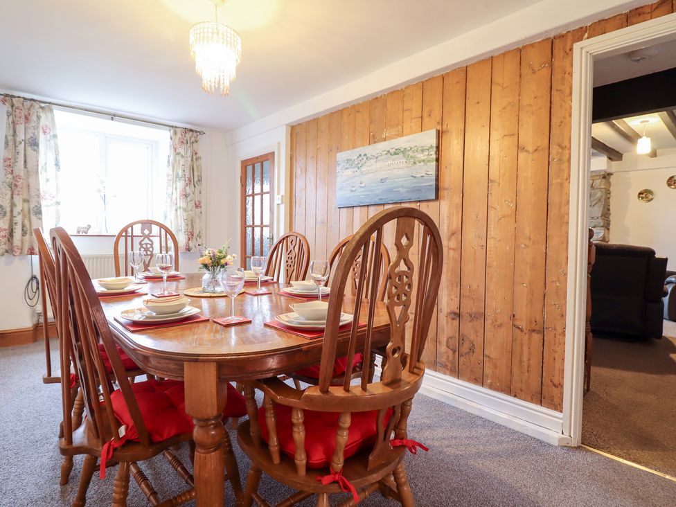 A dining room with a wooden table and chairs at Bryn Re in Trawsfynydd near Llan Ffestiniog and Dolgellau