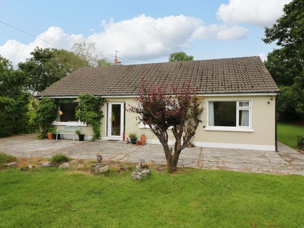 A house with a porch and garden at Rowantree in Beaufort, County Kerry