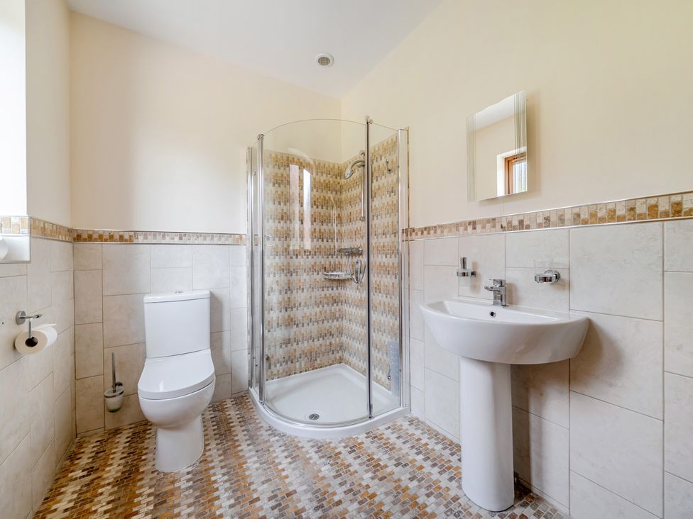 A bathroom with a shower, toilet, and sink at Manor House in Chesterfield